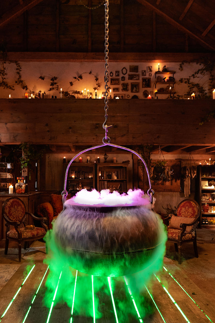turismo---salem---massachusetts----immagini-Hocus_Pocus_Airbnb_07_-_Vertical_Cauldron_-_Credit_Helynn_Ospina.jpg
