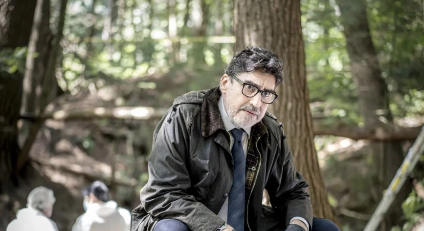 Serie Tv Three Pines, con protagonista Alfred Molina