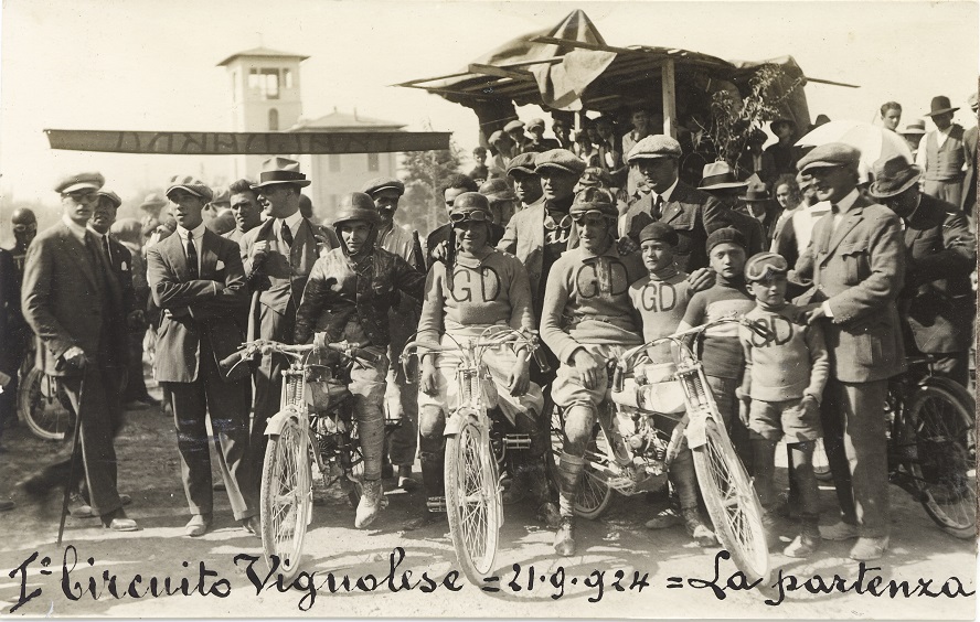 antologia-della-moto-bolognese--1920-1970---immagini-1_Piloti_G.D_in_gara_nel_Circuito_Vignolese,_21_settembre_1924_Archivio_Comune_di_Vignola.jpg