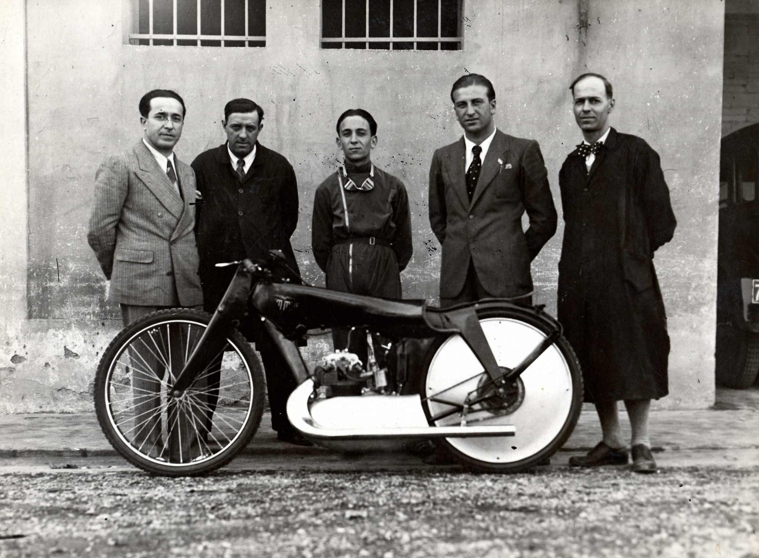 antologia-della-moto-bolognese--1920-1970---immagini-2_In_posa_con_la_M.M._175_dopo_la_conquista_del_Record_Mondiale_nel_Km_lanciato,_1933._Da_sinistra_Antonio_Salv