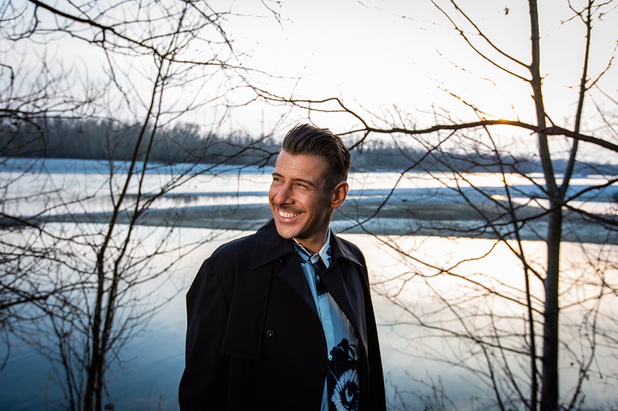 francesco-gabbani-album-e-tour---immagini-Gabbani_Esterna_ALTA_ok-3649.jpg