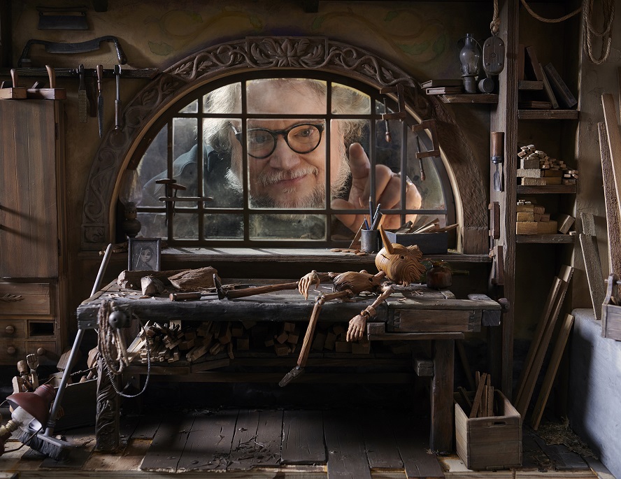 mostra-new--york---guggheneim----guillermo-del-toro--crafting-pinocchio---immagini-Guillermo_del_Toro_on_the_set_of_Guillermo_del_Toro’s_Pinocchio,_2022._Image_courtesy_Jason_Schmidt-Netflix.jpg