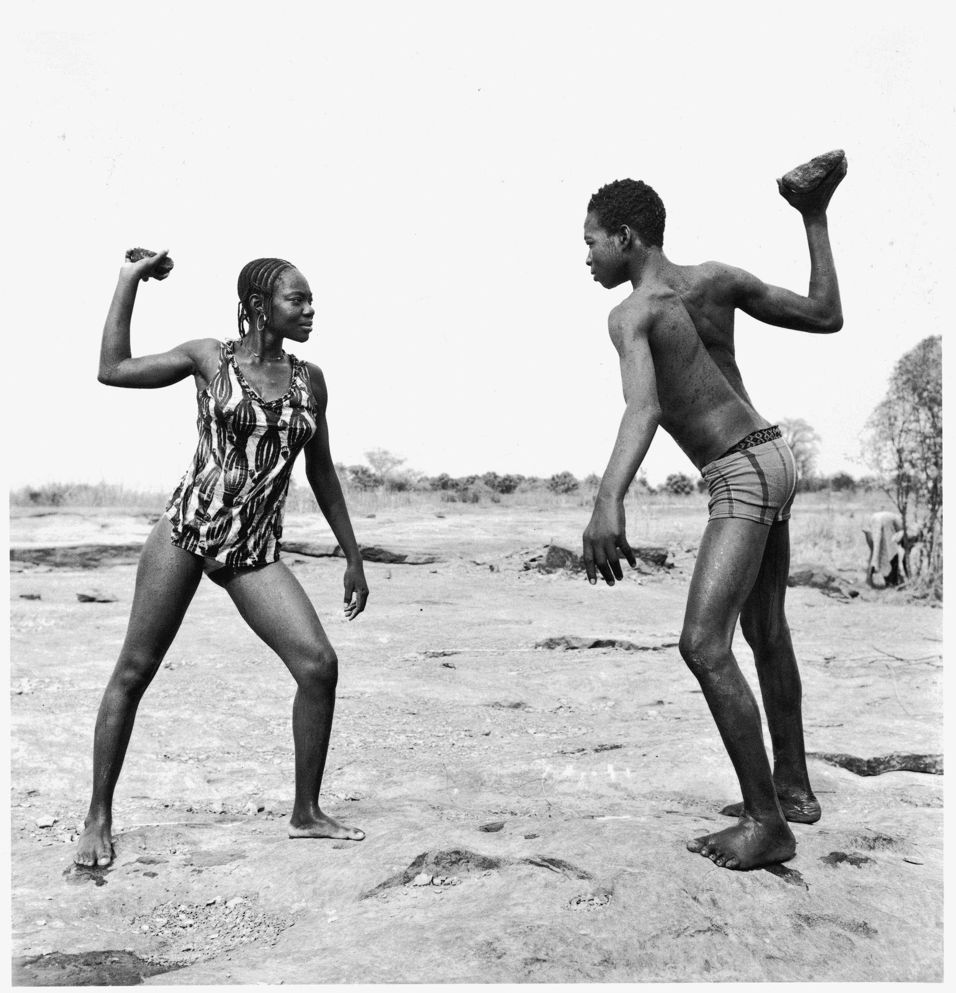 mostra-trieste---ritratti-africani----immagini-Malick_Sidibé,_Amici_che_combattono_con_le_pietre,_1976,_Stampa_alla_gelatina_ai_sali_d’argento.jpg