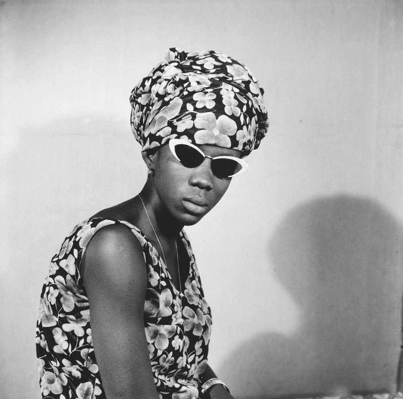 mostra-trieste---ritratti-africani----immagini-Malick_Sidibé,_La_signora_Kadiatou_Touré_con_i_miei_occhiali,_1963,_Stampa_alla_gelatina_ai_sali_d’argento..jpg