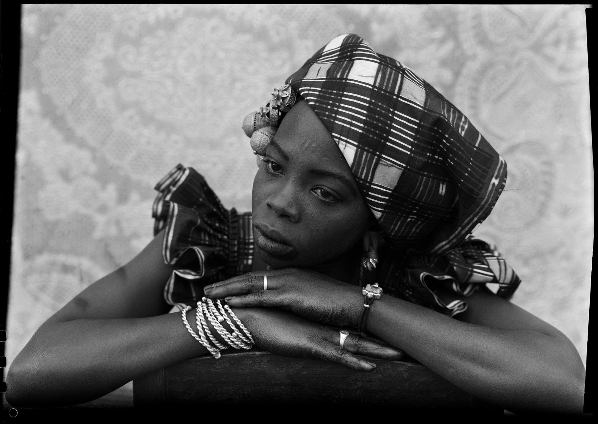 mostra-trieste---ritratti-africani----immagini-Seydou_Keïta,_Senza_titolo,_1949-1951,_Stampa_alla_gelatina_ai_sali_d’argento.jpg