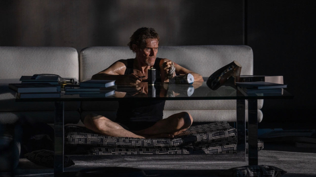 Film Inside, il thriller psicologico con Willem Dafoe: trama, recensioni e uscita