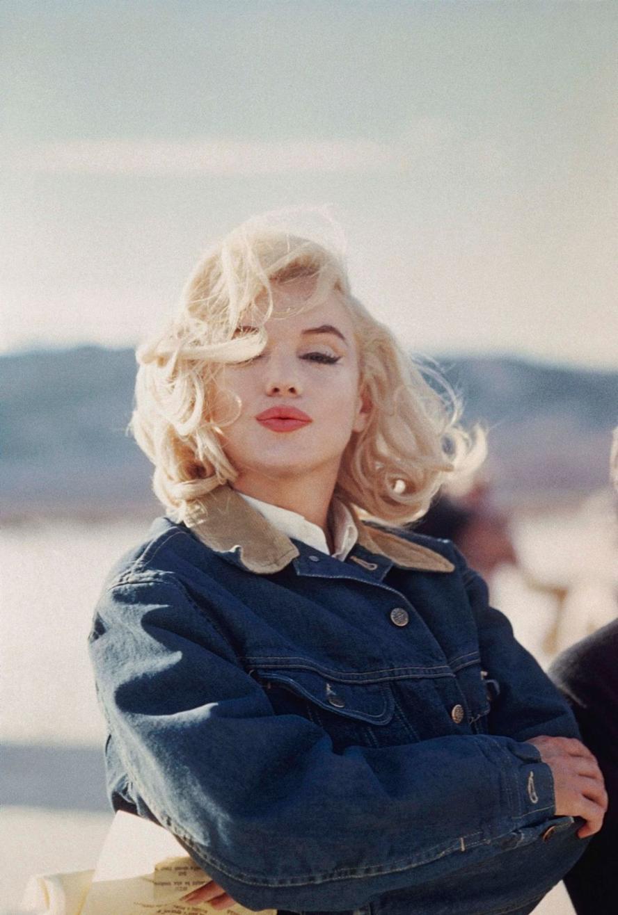 mostra-torino---eve-arnold.-l-opera--1950-1980---immagini-Marilyn_Monroe_in_the_Nevada_desert_during The Misfits