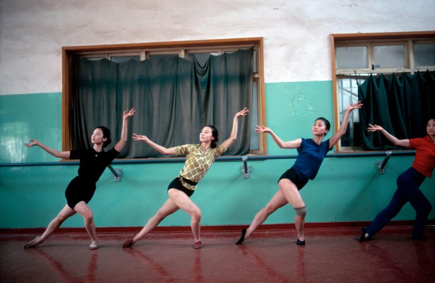 mostra-torino---eve-arnold.-l-opera--1950-1980---immagini-Song_and_dance_troupe,_China,_1979