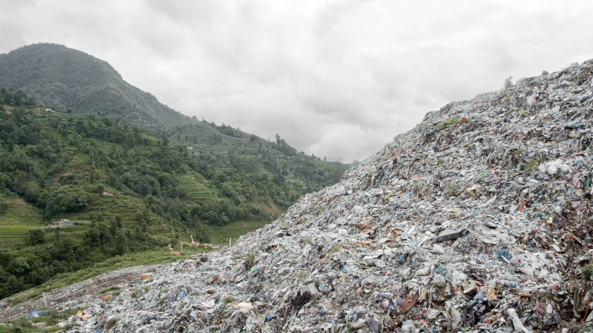 Film Matter Out of Place, il documentario di Nikolaus Geyrhalter: un mondo sommerso dai rifiuti