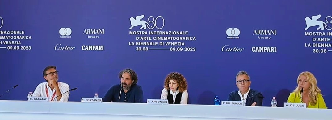 Venezia 80: film Finalmente l'alba con Lily James, incontro con il regista Saverio Costanzo