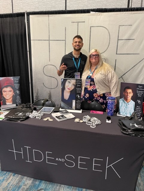 Hide and Seek è un podcast di true-crime dedicato alle indagini sulle persone scomparse. Il primo tavolo nella Sala Expo! Condotto da James Baysinger, James esplora controversie, misteri e cospirazioni per risolvere il caso. https://www.hideandseekpodcast.com/
