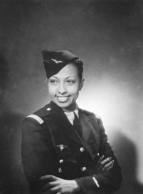 Joséphine Baker, 1948, Studio Harcourt. Négatif monochrome,négatif souple, 18 x 24 cm. Charenton-le-Pont, Médiathèque