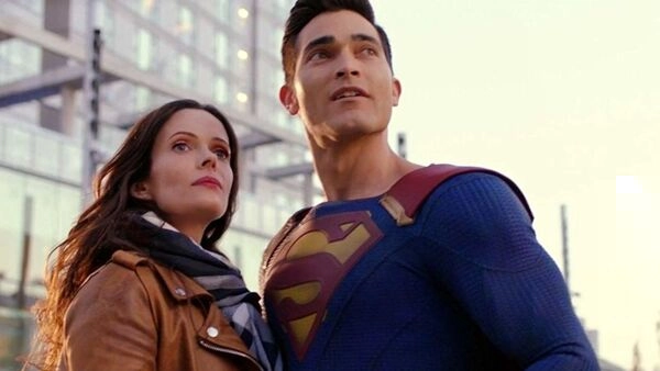 Superman & Lois,  stagione 4: Tyler Hoechlin Tyler Hoechlin ed Elizabeth Tulloch salutano i fan