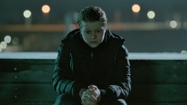 Serie tv thriller Non lasciarmi cadere: adolescenze perdute nella periferia di Stoccolma