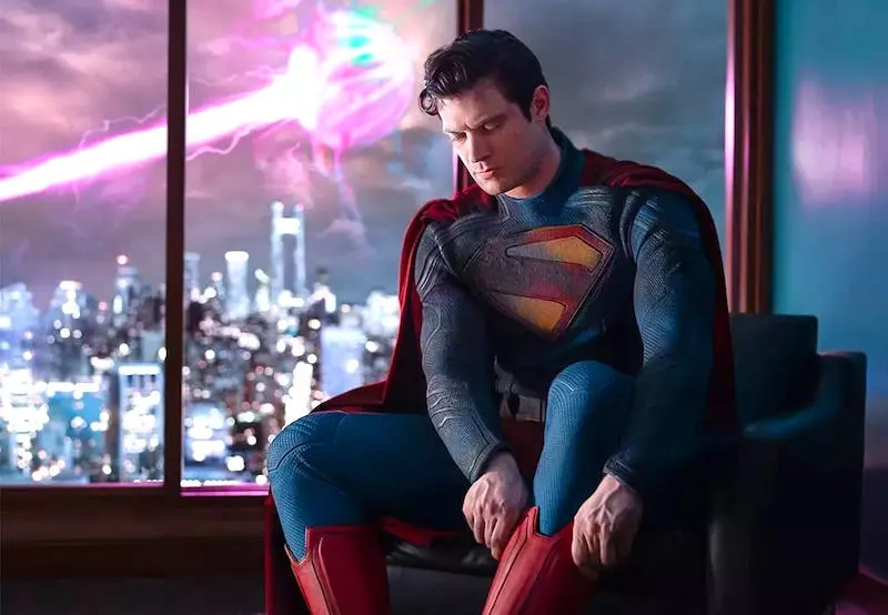 Film Superman, esplosioni nella prima immagine con David Corenswet