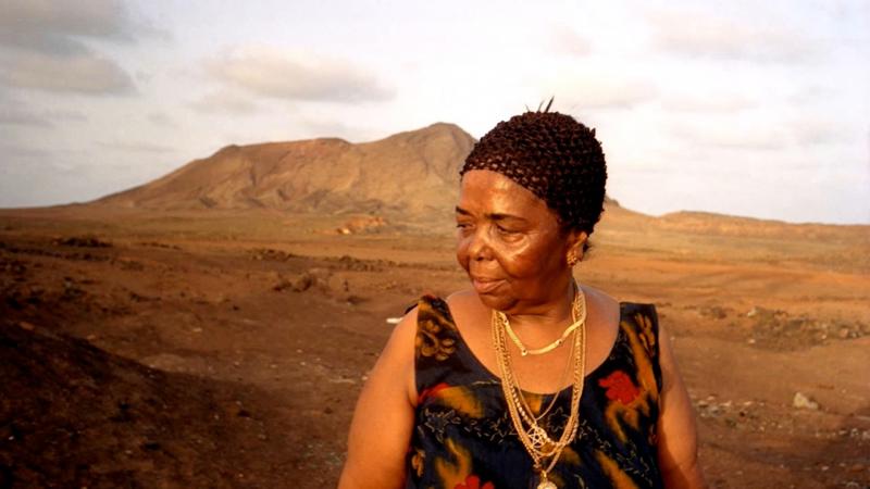 luso-mostra-itinerante-del-nuovo-cinema-portoghese-Cesaria_Evora_La_Diva_dai_piedi_scalzi_1.jpg