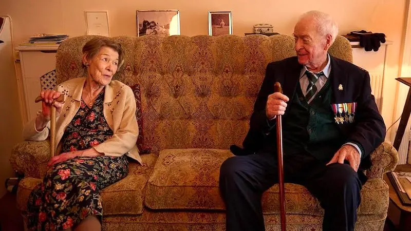Recensione film Fuga in Normandia, il lungo ricordo con Michael Caine e Glenda Jackson
