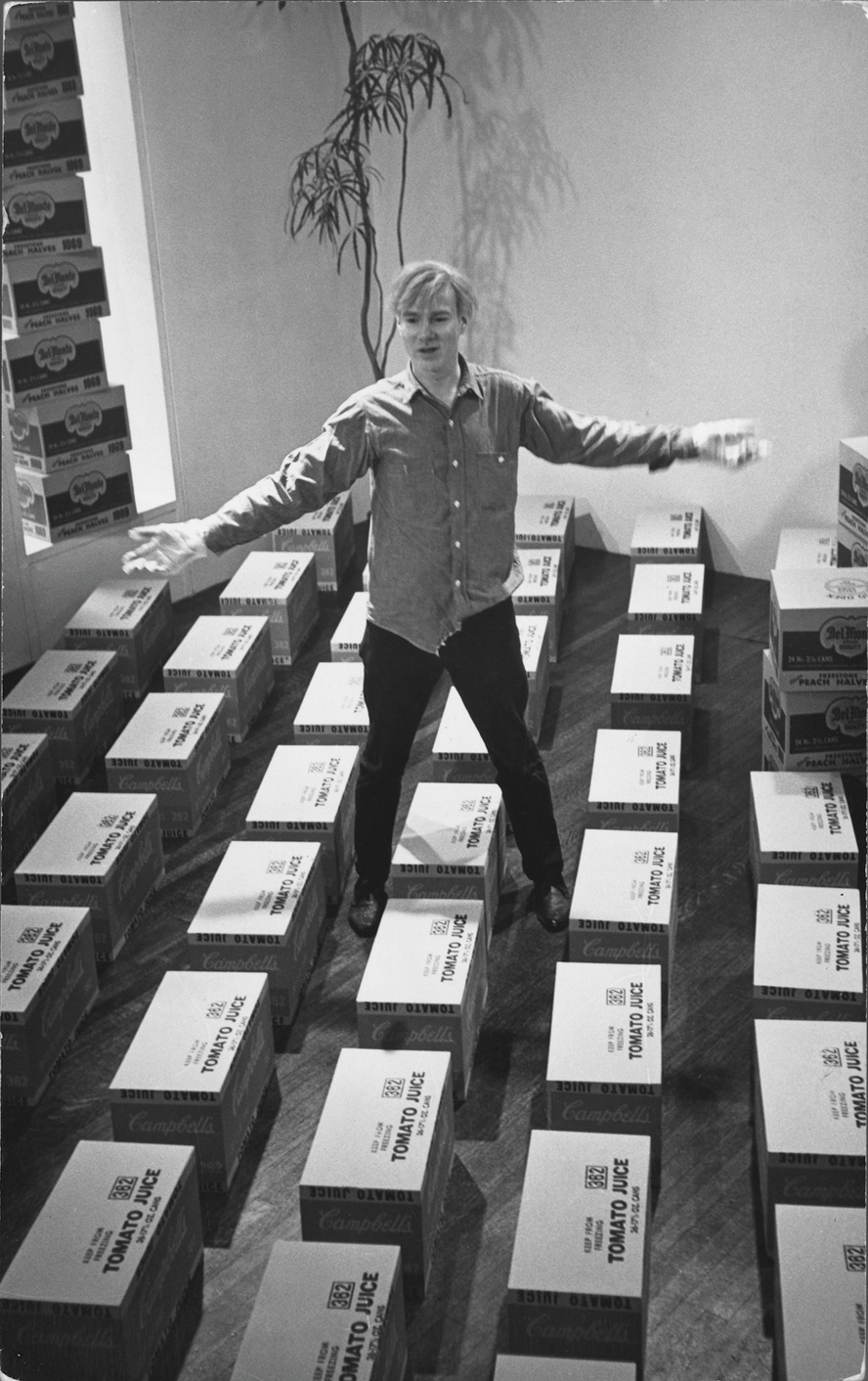 mostra-gorizia--andy-warhol.-beyond-borders---immagini-Frank_McDarrah,_Warhol_&_B_rillo_Boxes_At_Stable_Gallery,_1964.jpg