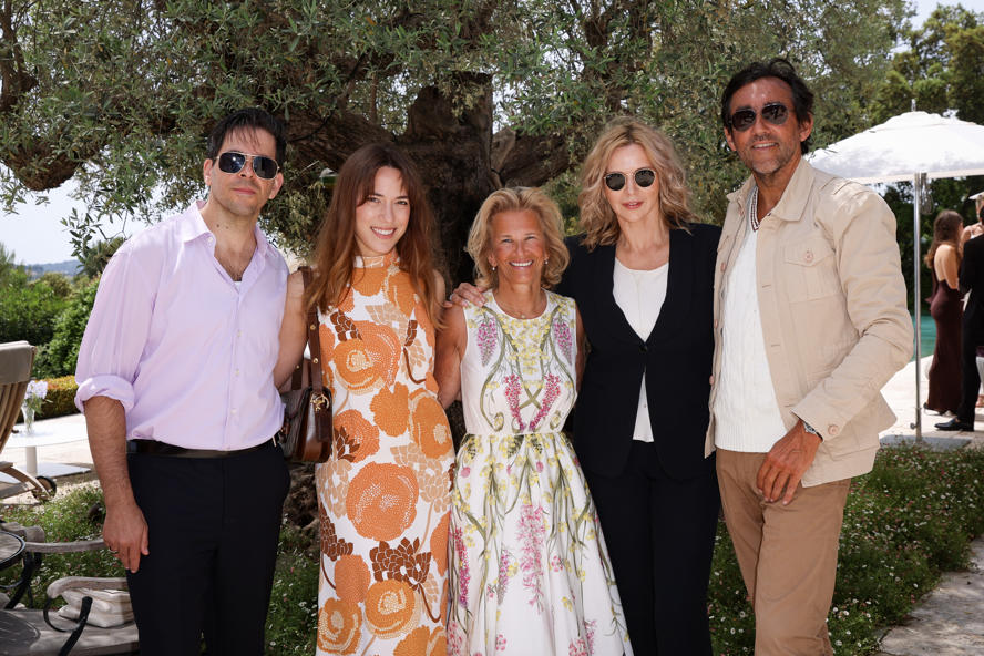 festival-di-cannes-2025--evento-in-onore-di-iris-knobloch-and-helen-hoehne-Eli_Roth,_Vittoria_Buraschi,_Iris_Knobloch,_Veronica_Ferres_and_Francis_Breavoine_-_Cannes_Luncheon_2025(1).jpg