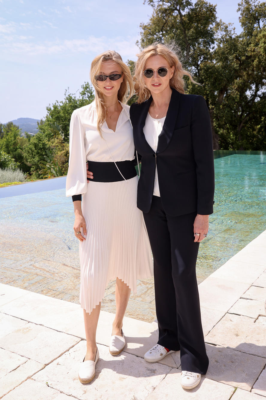 festival-di-cannes-2025--evento-in-onore-di-iris-knobloch-and-helen-hoehne-Lilly_Krug_and_Veronica_Ferres_-_Cannes_Luncheon_2025(1).jpg