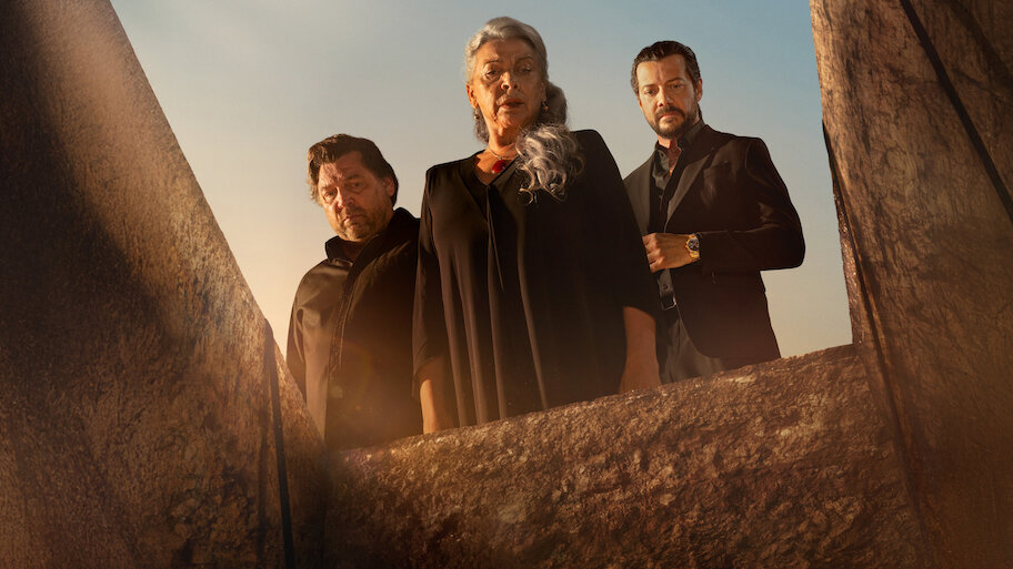 Recensione serie tv Netflix Due Tombe con Alvaro Morte nel ruolo del villain