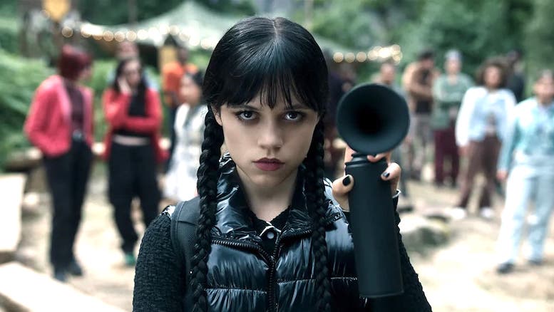 Film fantasy Ghostwriter, viaggi nel tempo con Jenna Ortega e Glen Powell