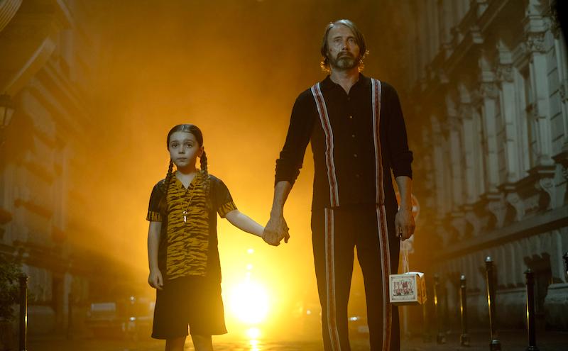 Film horror Dust Bunny, mostri sotto il letto con Sigourney Weaver e Mads Mikkelsen