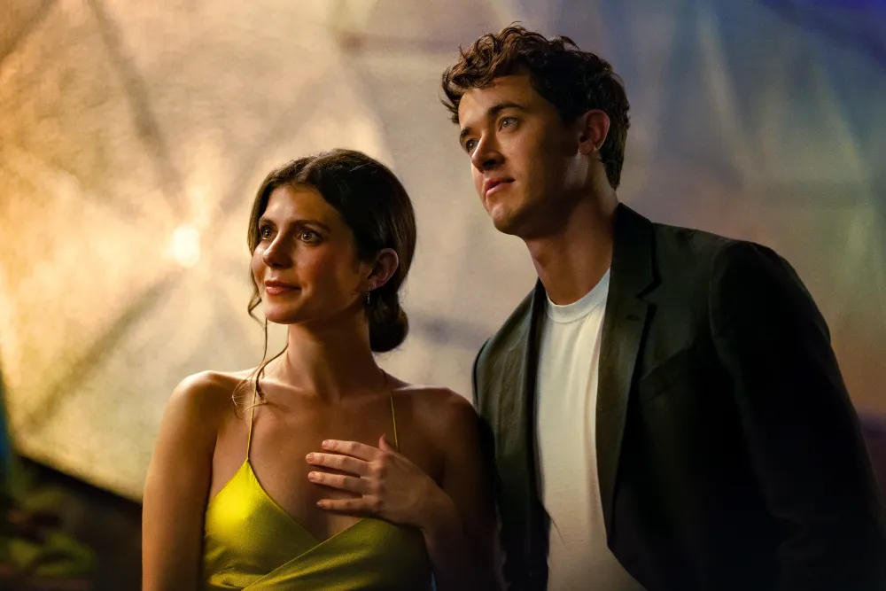 Serie tv romance People We Meet on Vacation, il trailer con Tom Blyth ed Emily Bader