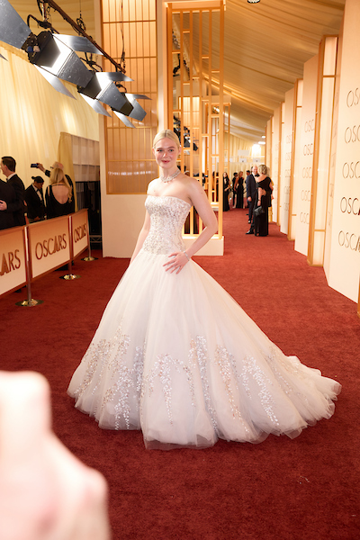 Red carpet degli Oscar 2026 a Los Angeles: star di Hollywood e talenti emergenti sfilano con abiti di lusso al Dolby Theatre