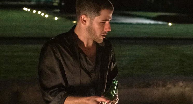 Film horror White Elephant, regali di Natale con Nick Jonas, Kathryn Newton, KJ Apa - trama