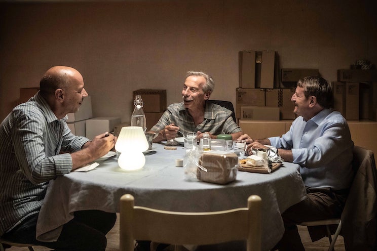 Film comedy Magari un’altra volta, commissaria e ragazzino con Aldo, Giovanni e Giacomo - trama