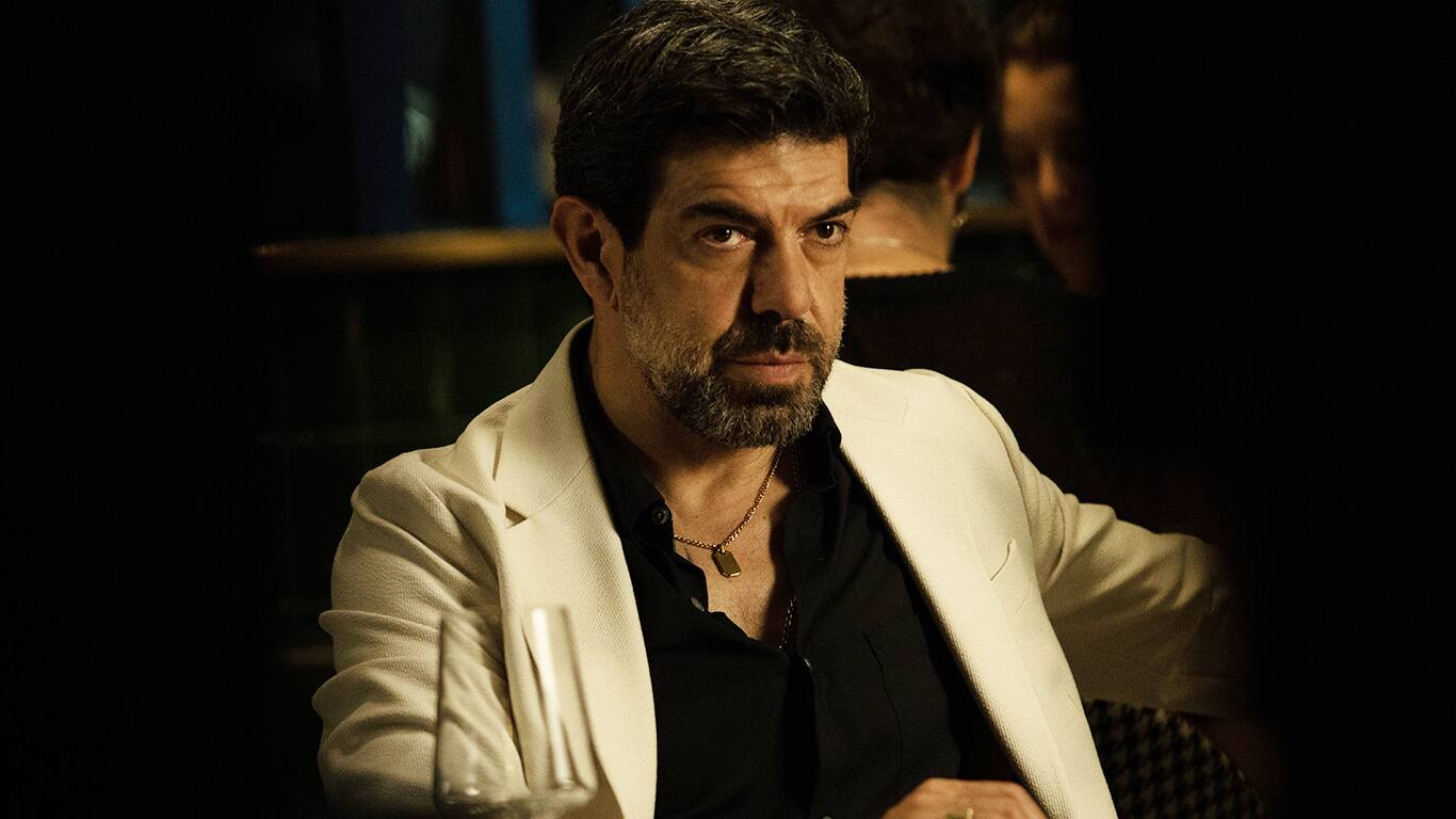 Pierfrancesco Favino corre contro il tempo in una Milano notturna in questo thriller su Netflix