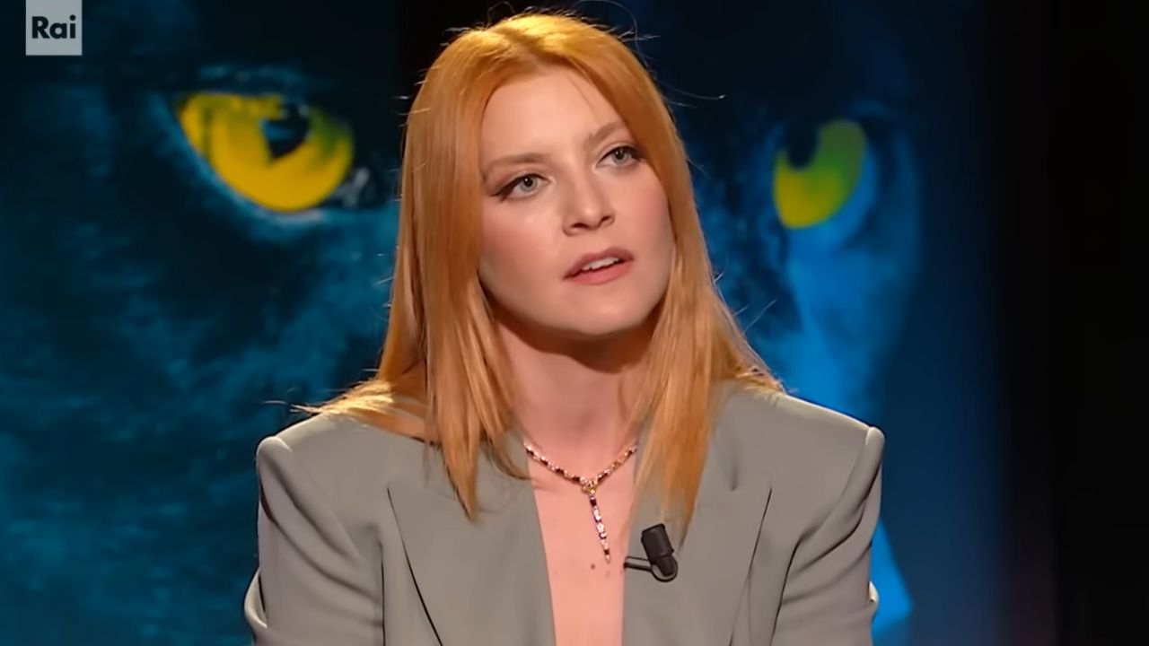 Noemi torna sul palco con le stampelle, ma un gesto ha commosso i fan durante il concerto