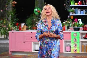 Antonella Clerici tradisce la Rai ed elogia Canale 5 e il film su Carlo Acutis in diretta