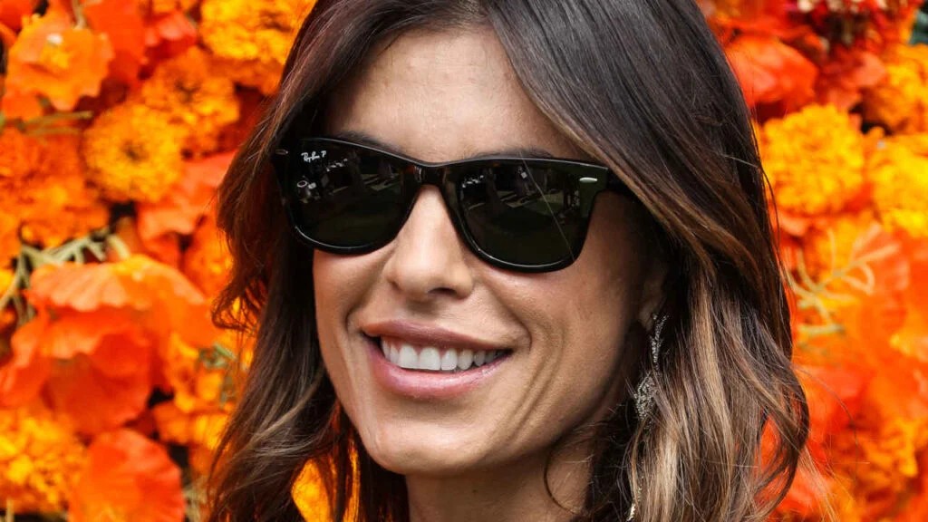 Elisabetta Canalis a 47 anni svela il segreto dei pantaloni che snelliscono (e costano poco)