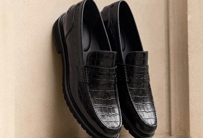 Scarpe con rialzo uomo: il trend discreto che sta conquistando gli italiani