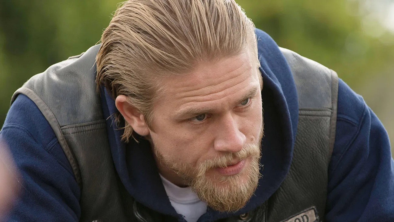 Prima di Sons of Anarchy, Charlie Hunnam era un genio della commedia: la serie che non conosci