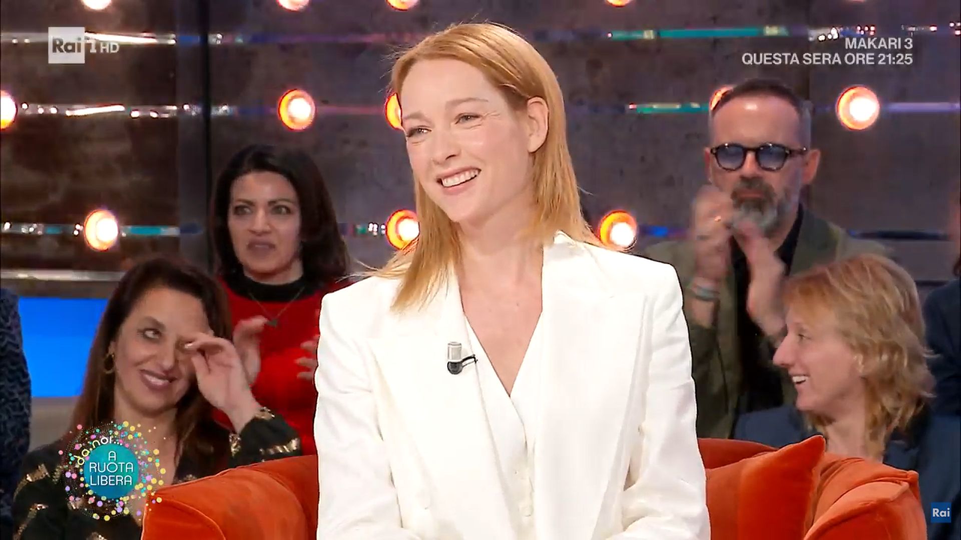 Il pantalone palazzo beige di Cristiana Capotondi vale come tre capi diversi nel guardaroba