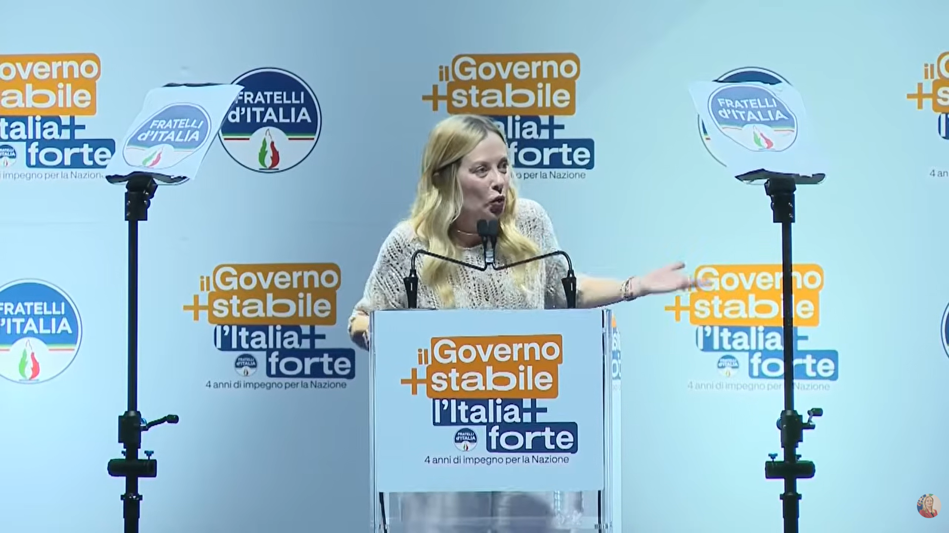 "Amore, ti richiamo": il fuoriprogramma di Meloni sul palco conquista Bari