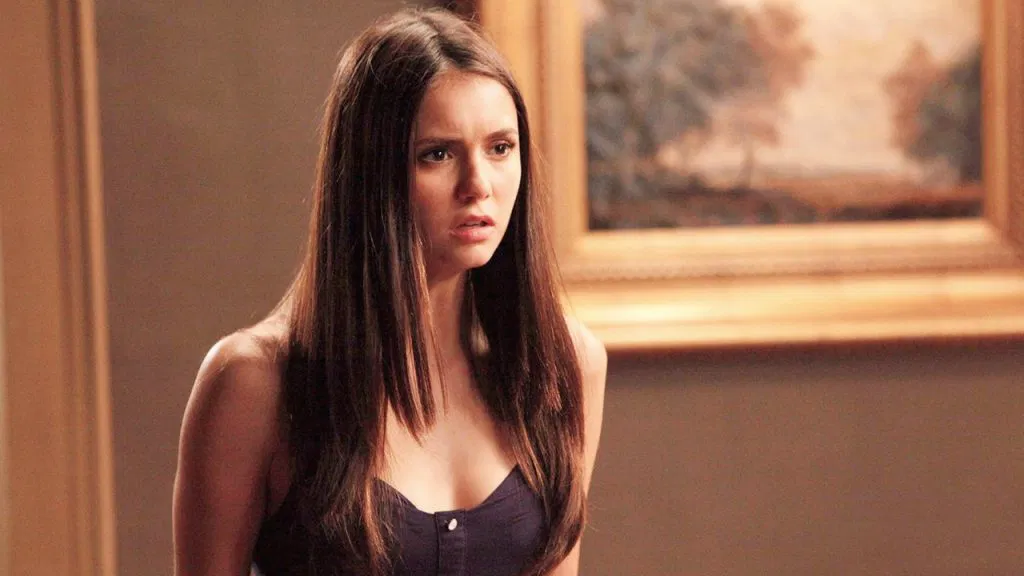 "Lasciatela stare!": caos a Venezia 83, Nina Dobrev viene scortata via tra le proteste dei fan