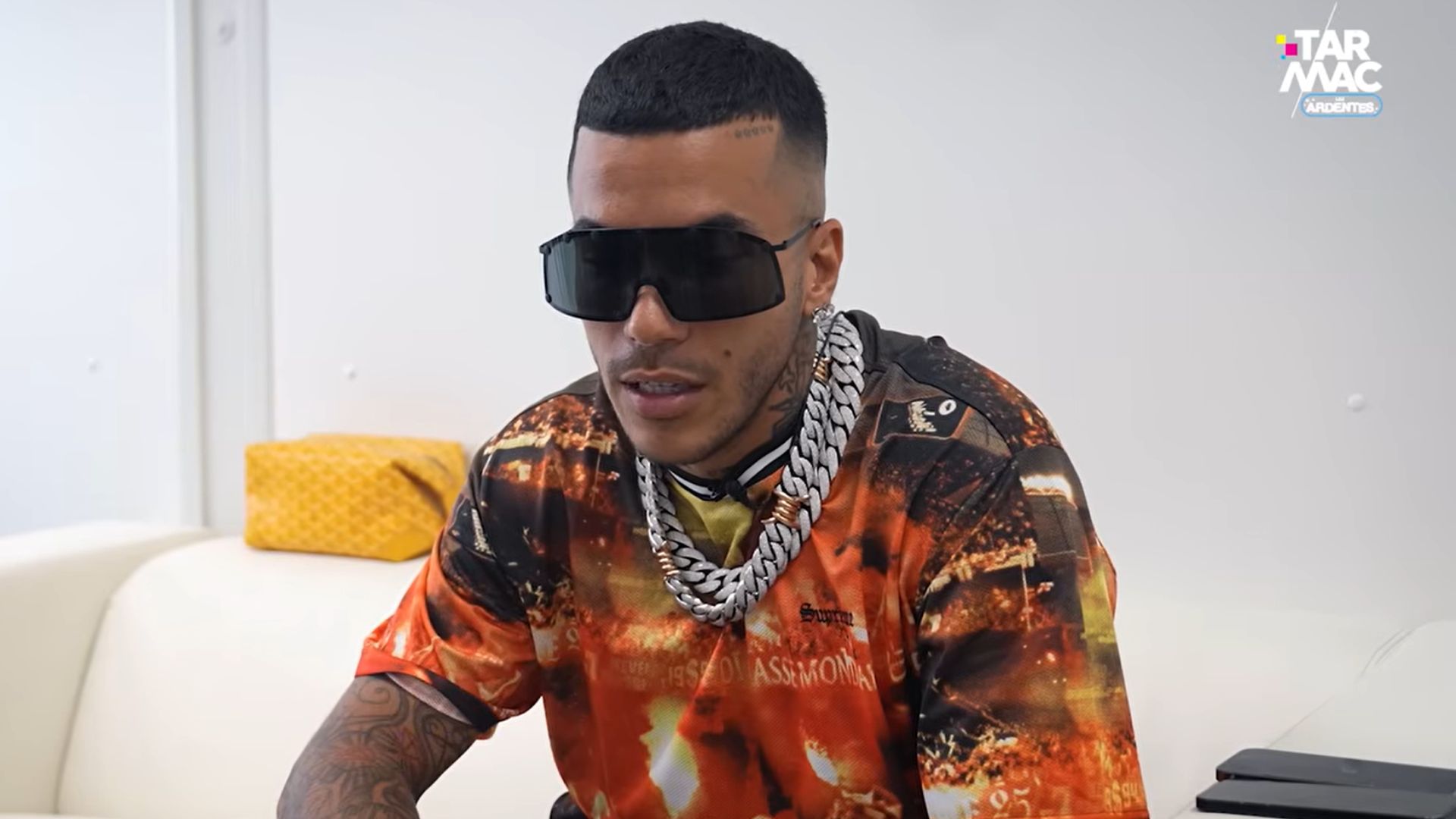 Sfera Ebbasta entra a San Siro con 10 ragazze: cosa insegna quella foto ai ragazzi d'oggi
