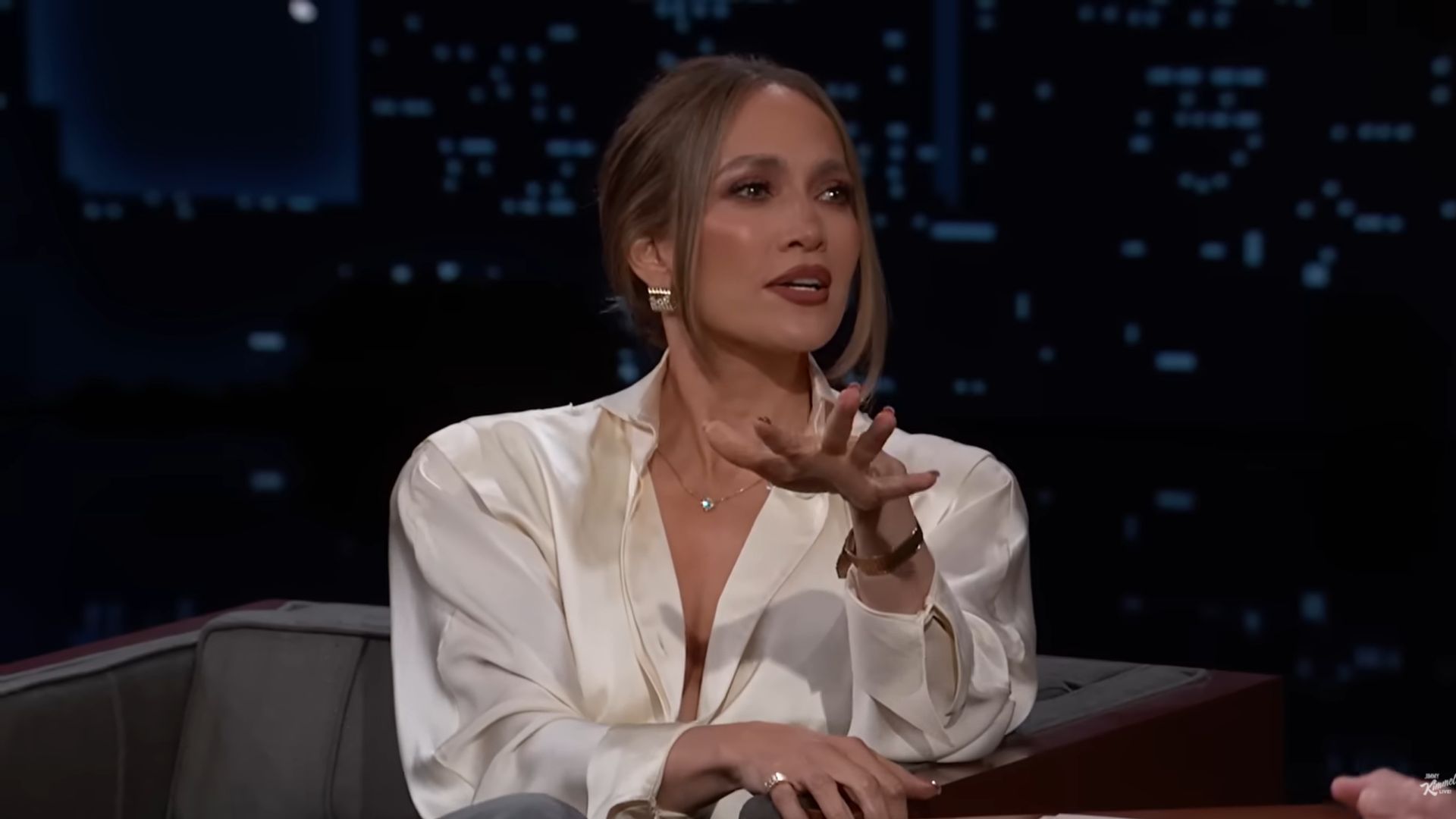 Jennifer Lopez a Milano: l'abito in pizzo trasparente che ha rubato la scena alla Fashion Week