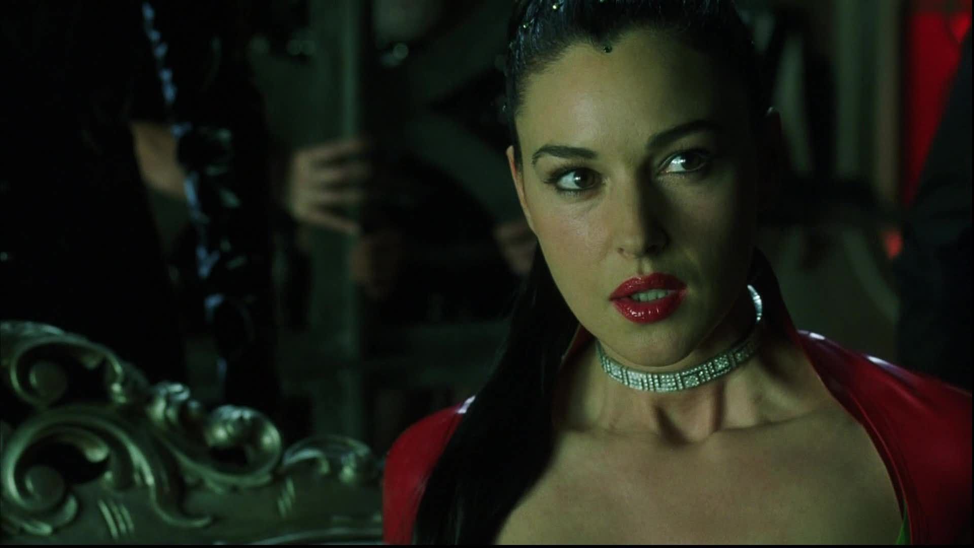 Monica Bellucci guida la moda italiana con questa borsa che non puoi perderti: il look da star
