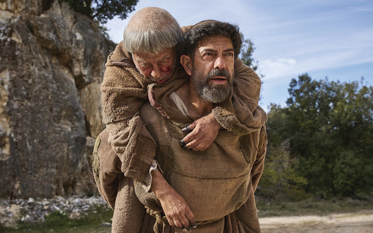 Pierfrancesco Favino sfida la Chiesa al cinema, la sua arma è una risata: il film da vedere