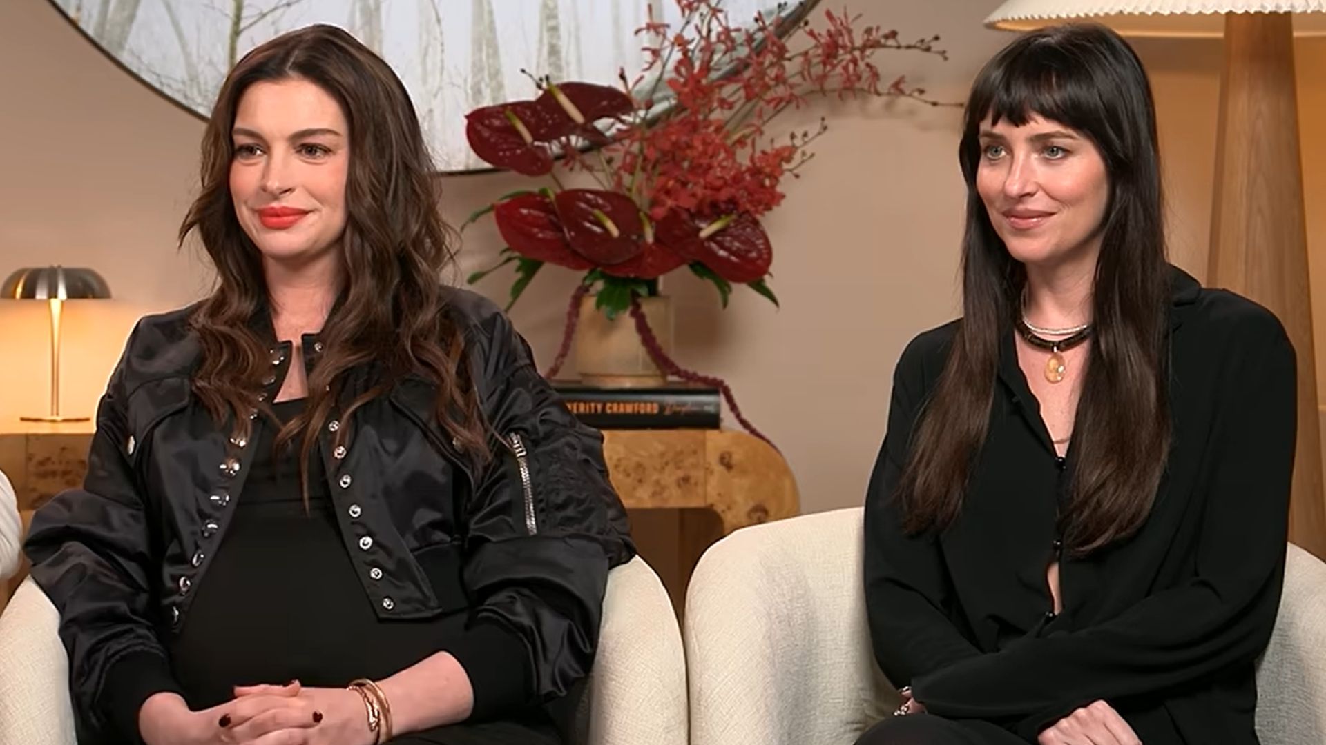 Anne Hathaway confessa: "Sono un Labrador che segue Dakota Johnson ovunque"