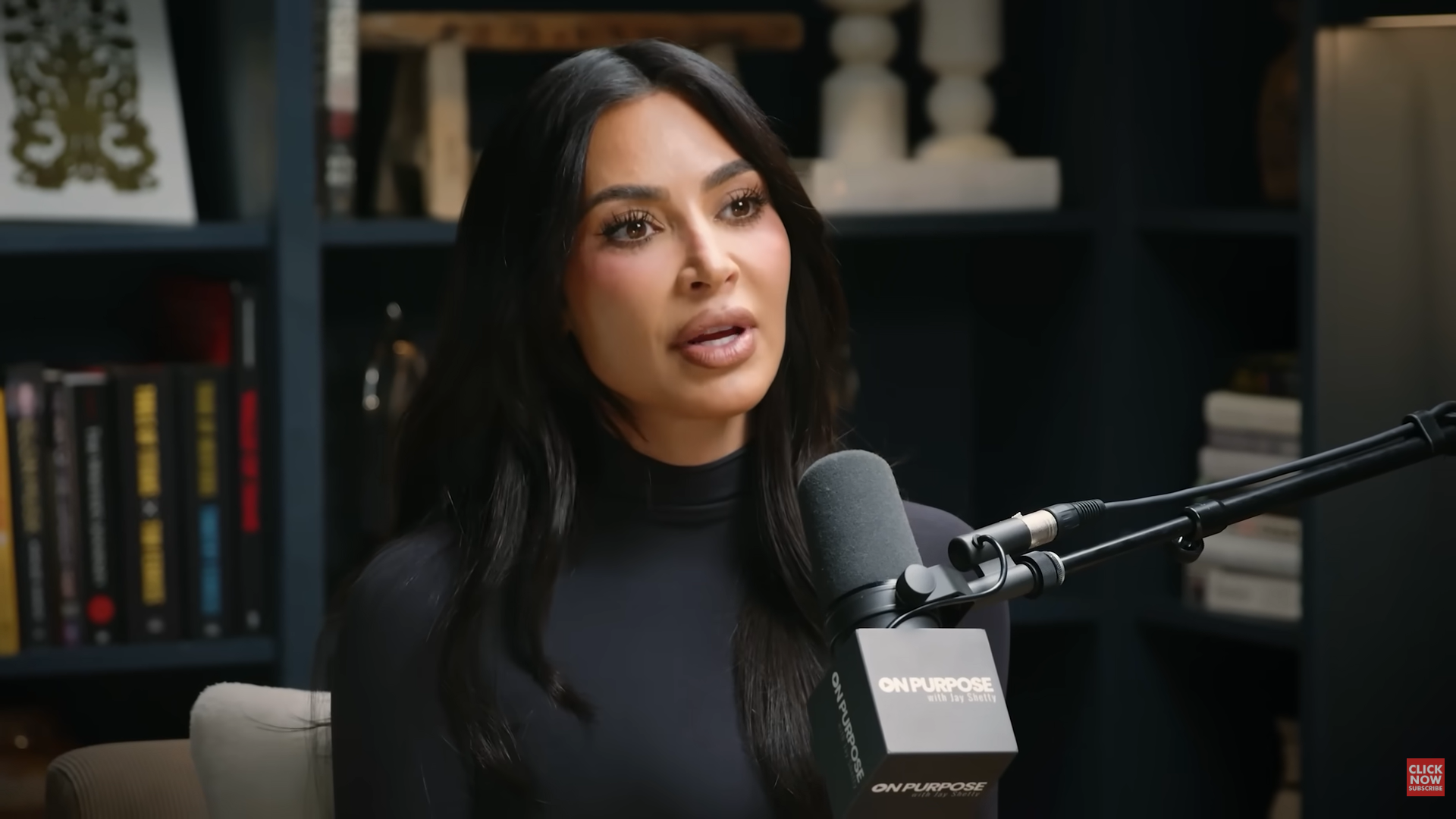 Kim Kardashian con due dalmata a Roma: il dettaglio dell'abito che lascia scoperto tutto