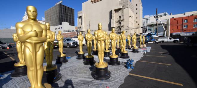 Oscar 2017, immagini della preparazione delle statue e del red carpet da Hollywood