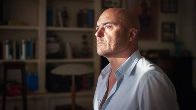 Il commissario Montalbano, episodio 'La luna di carta': oltre le apparenze