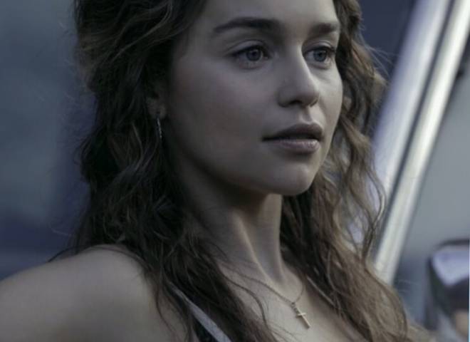 Emilia Clarke, l'attrice è una spia dell'FBI nel film crime 'Above Suspicion' tratto dal romanzo