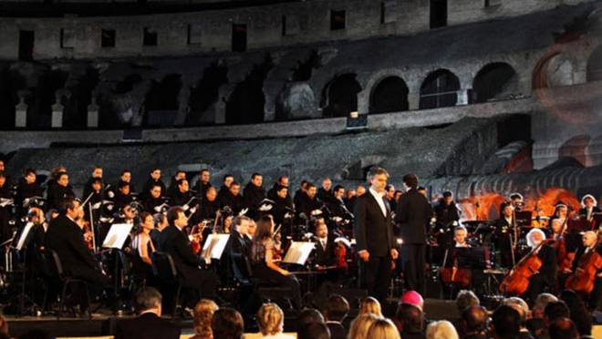 Colosseo di Roma, Andrea Bocelli Show: su Rai 1 l'evento condotto da Milly Carlucci
